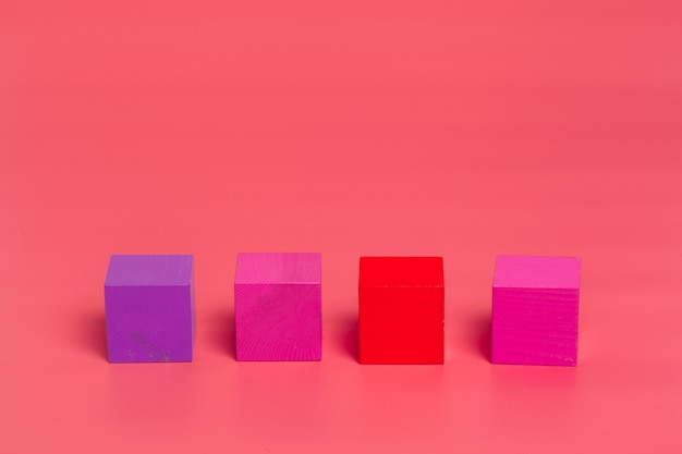 Cubes en bois roses sur fond de couleur rose