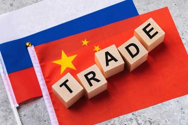 Cubes en bois avec texte et concept de drapeaux sur le thème du commerce entre la Chine et la Russie