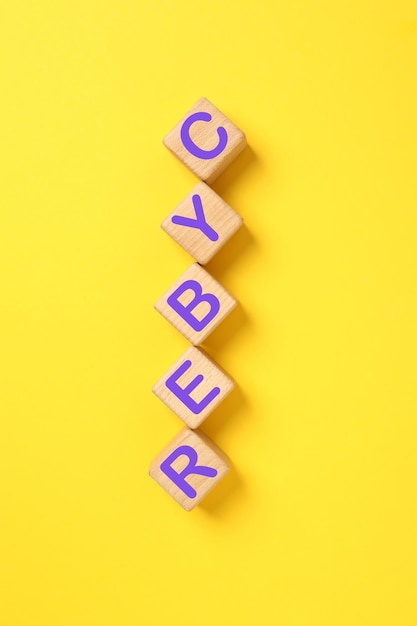 Cubes en bois avec texte Cyber sur fond jaune