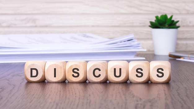 Photo des cubes en bois avec un texte sur fond brun