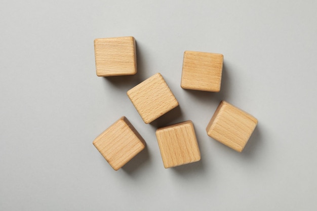 Cubes en bois vierges pour différents concepts vue de dessus