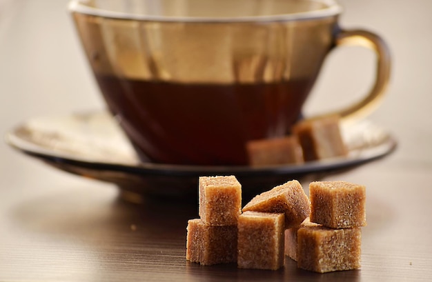 Cubes de cassonade dans un bol et une tasse de café