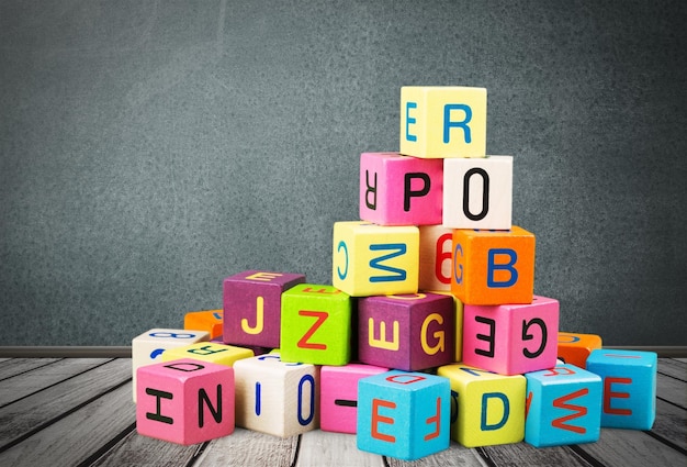 Cubes colorés avec des lettres sur une table en bois