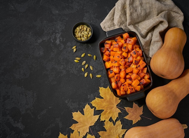 Cubes de courge musquée cuits au four avec thym et graines vue de dessus