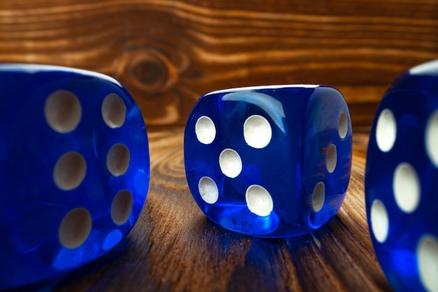 Cubes de dés bleu sur fond en bois brun photo en gros