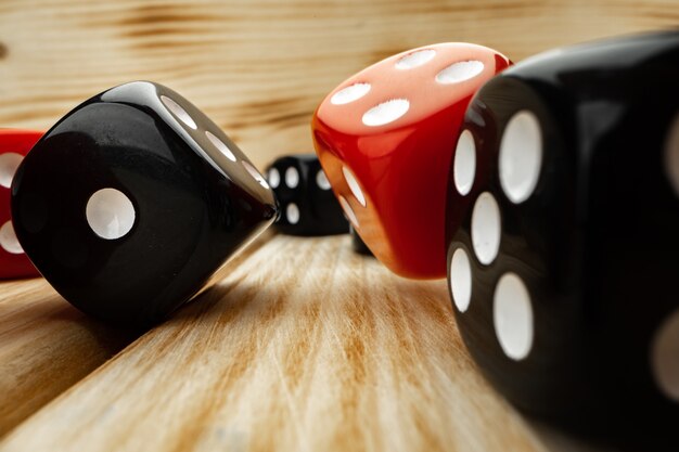 Cubes de dés rouges et noirs sur bois