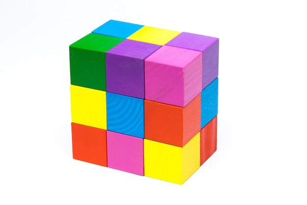 Cubes d'enfants colorés sur blanc isolé