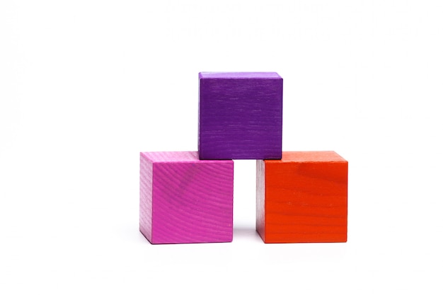 Cubes d&#39;enfants colorés sur blanc