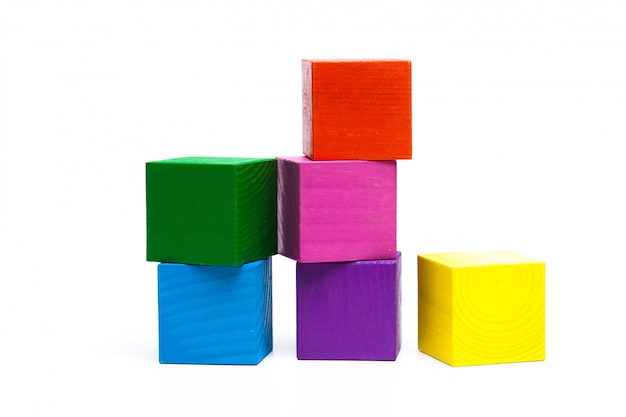 Cubes d&#39;enfants colorés sur blanc