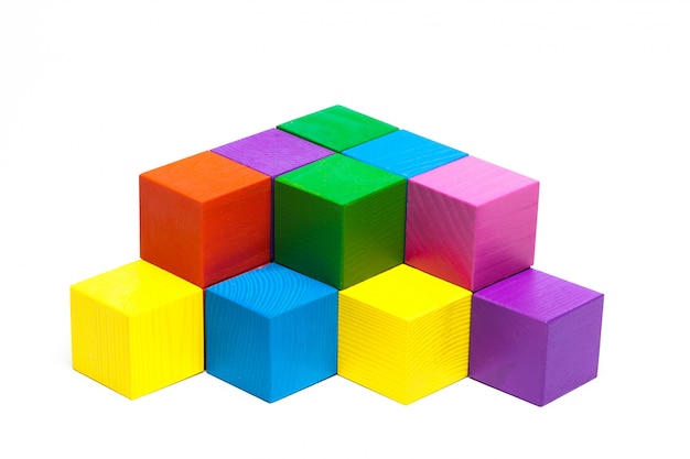 Cubes d&#39;enfants colorés sur blanc