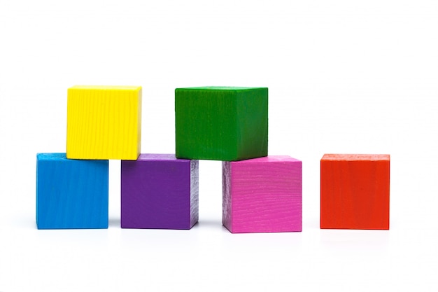 Cubes d'enfants colorés sur une surface isolée blanche