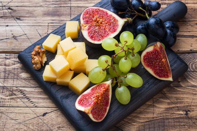 Cubes de fromage et fruits frais