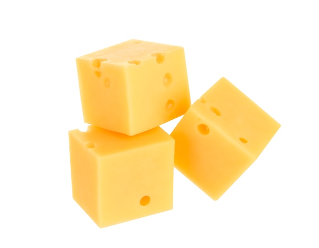 Cubes de fromage isolés sur blanc