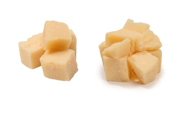 Photo des cubes de fromage isolés sur un fond blanc