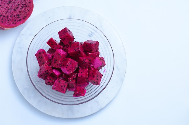 Cubes de fruits rouges frais du dragon ou de fruits mûrs Pitahaya dans un bol en verre