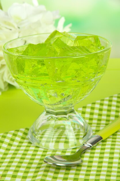 Photo cubes de gelée savoureux dans un bol sur table sur fond clair