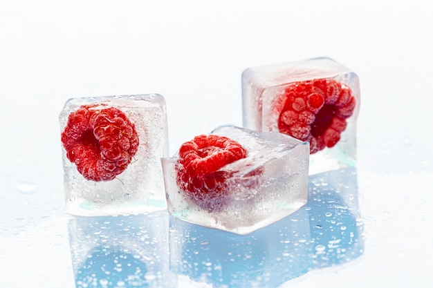 Cubes de glace avec des baies congelées à l'intérieur de près