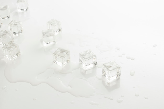 Des cubes de glace et d'eau renversée sur une lumière