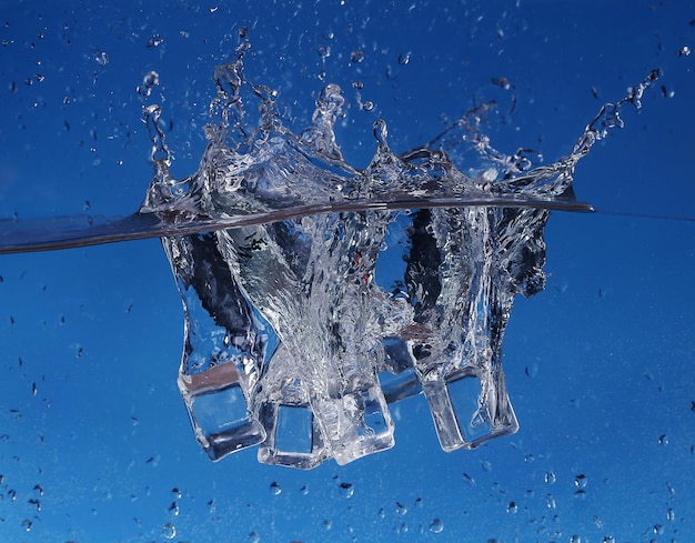 Cubes de glace éclaboussant dans l'eau libre