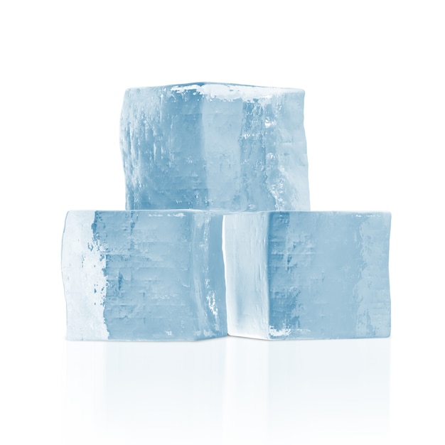 Cubes de glace sur fond blanc