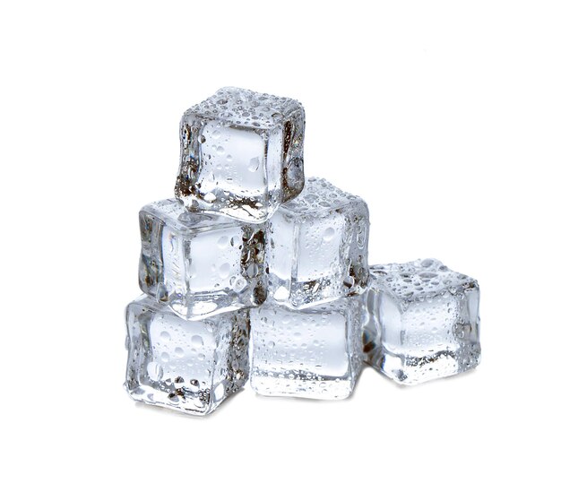 Cubes de glace sur fond blanc