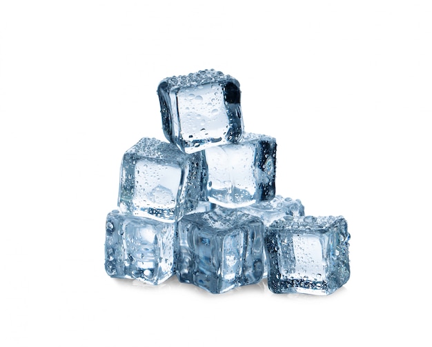 Cubes de glace sur fond blanc