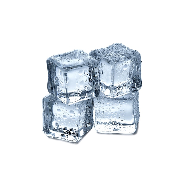 Cubes de glace sur fond blanc