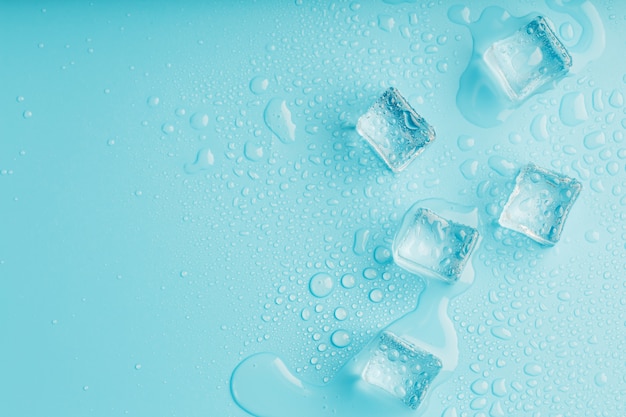 Cubes de glace avec des gouttes d'eau dispersées, vue de dessus.