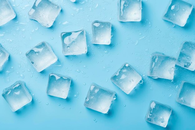 Photo les cubes de glace et les gouttes sont isolés sur fond bleu avec un espace vide