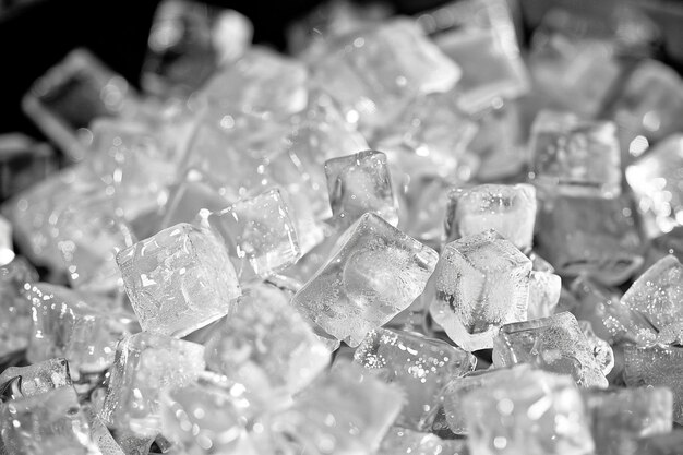 Des cubes de glace primitifs en gros plan