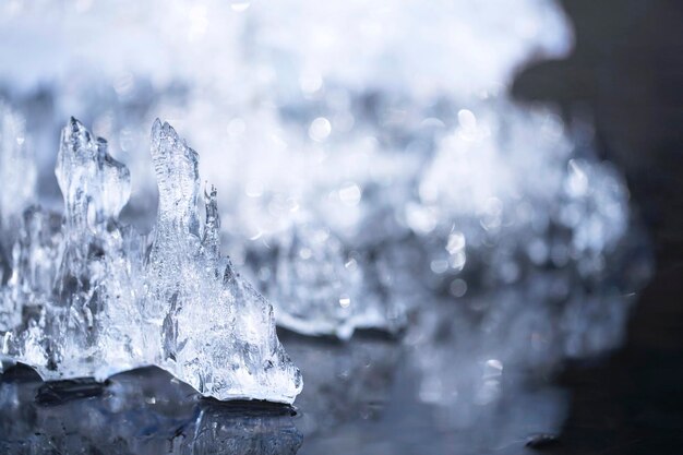 Les cubes de glace sont dans une piscine d'eau.