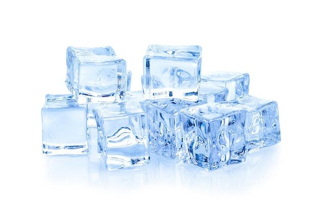 Cubes de glace sur une surface blanche