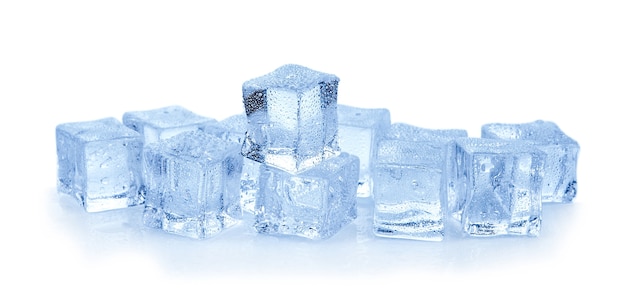 Cubes de glace sur une surface blanche