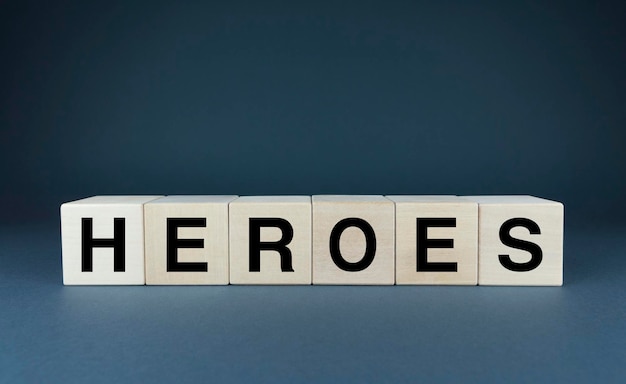 Les cubes Heroes forment le mot Heroes
