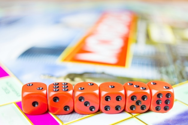 Cubes sur le jeu de plateau