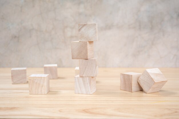 Cubes de jouets en bois sur fond gris table en bois ang