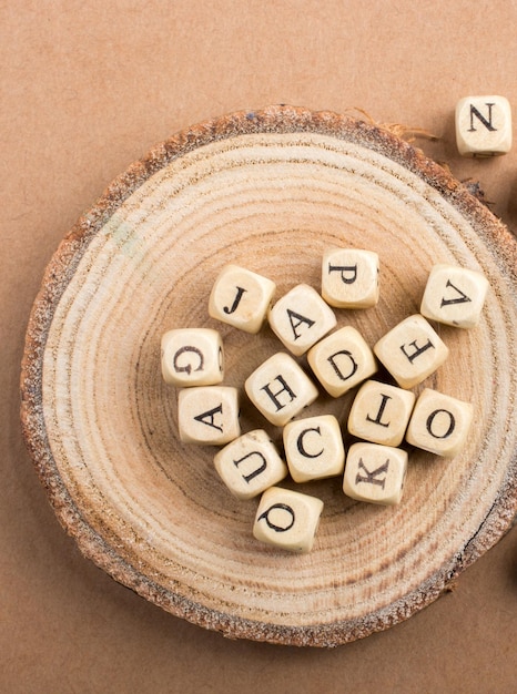 Cubes de lettres de l'alphabet en bois