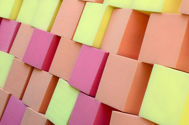 cubes mous colorés dans une piscine sèche