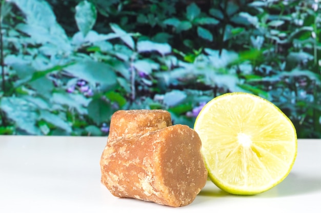 Cubes de panela et bonbons au citron ou à la canne à sucre sur un fond de nature avec copie espace nourriture typique de Colombie