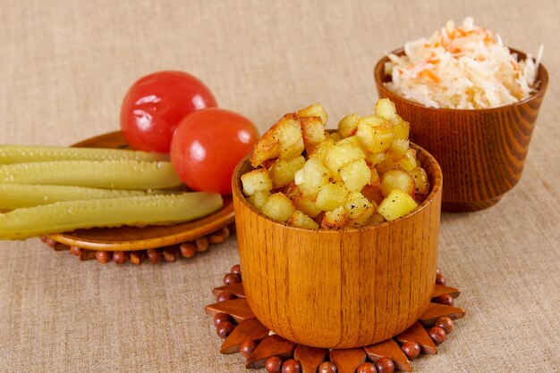 Photo cubes de pommes de terre sautées au chou aigre