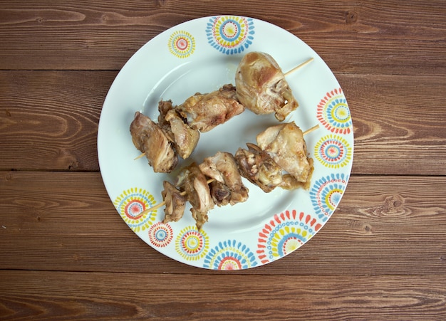 Cubes de poulet de la ville de viande placés sur une brochette en bois