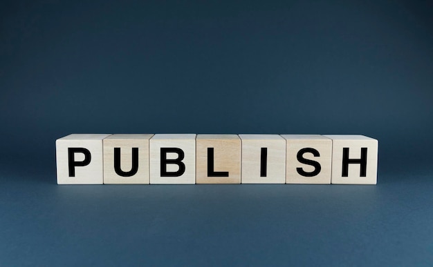 Les cubes de publication forment le mot Publier