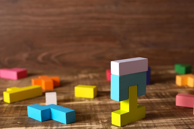 Des cubes de puzzle multicolores sur un fond en bois