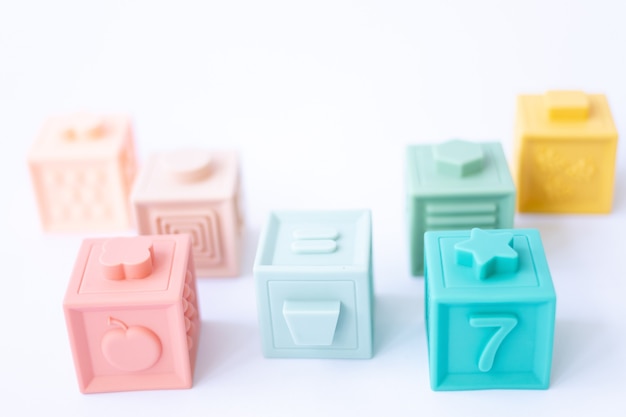 Cubes En Silicone De Différentes Belles Couleurs Sur Fond Blanc, En