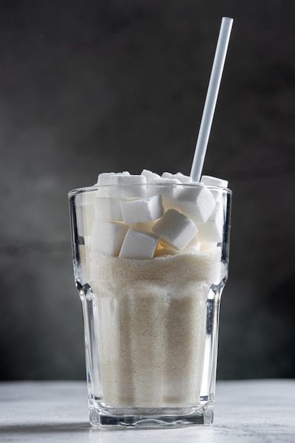 Cubes de sucre blanc dans une tasse en verre transparent