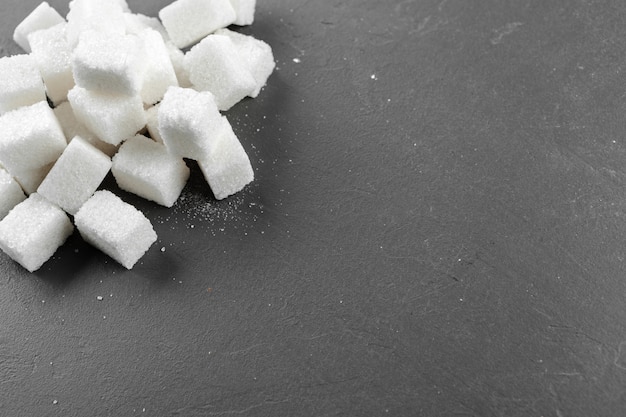 Cubes de sucre blanc sur noir bouchent