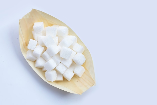 Cubes de sucre sur fond blanc. Copier l'espace