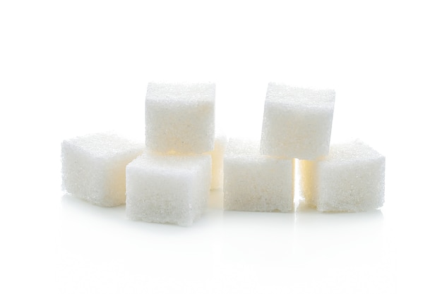 Cubes de sucre sur fond blanc