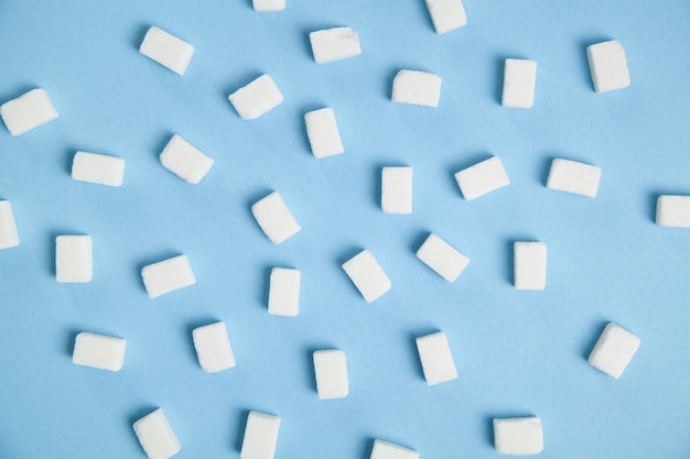Photo cubes de sucre sur fond bleu.