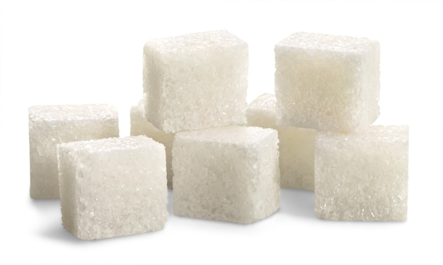 Cubes de sucre isolés sur fond blanc